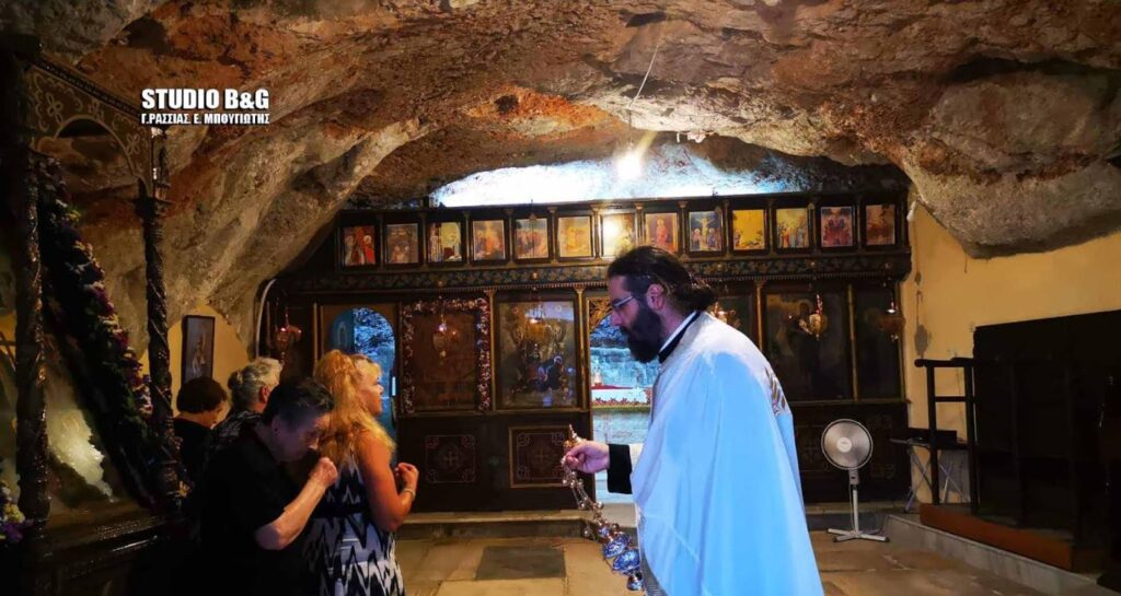 Πανηγυρίζουν οι Άγιοι Πάντες μέσα στη φυσική σπηλιά