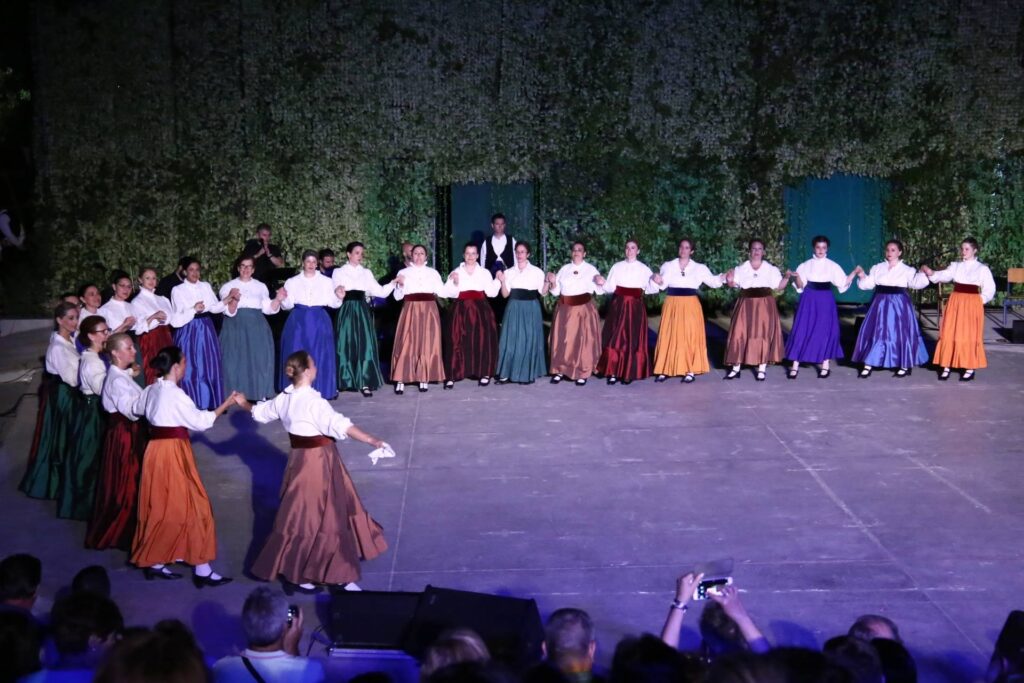 ΠΡΑΚΤΟΡΕΙΟ “ΟΡΘΟΔΟΞΙΑ”: Νιάτα, χοροί και χρώματα στο Κηποθέατρο Παπάγου