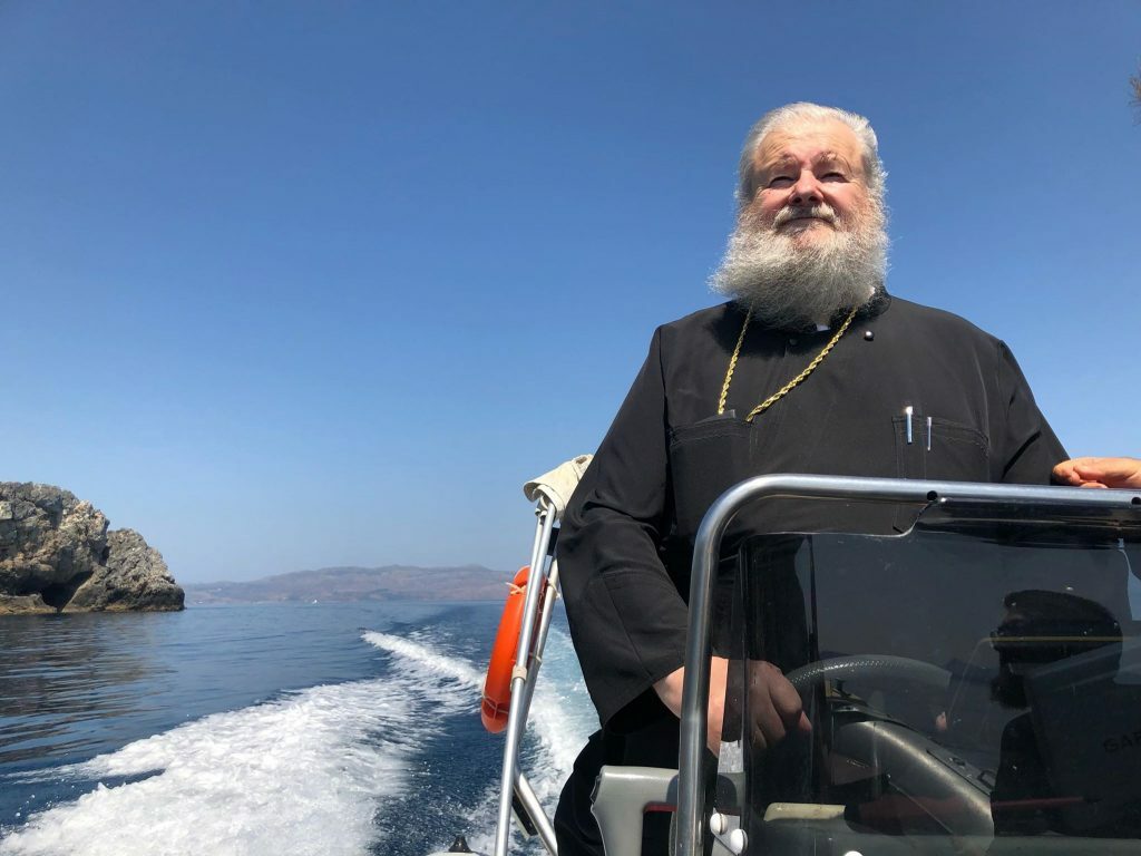 Ο Δεσπότης οδηγός στο φουσκωτό σκάφος