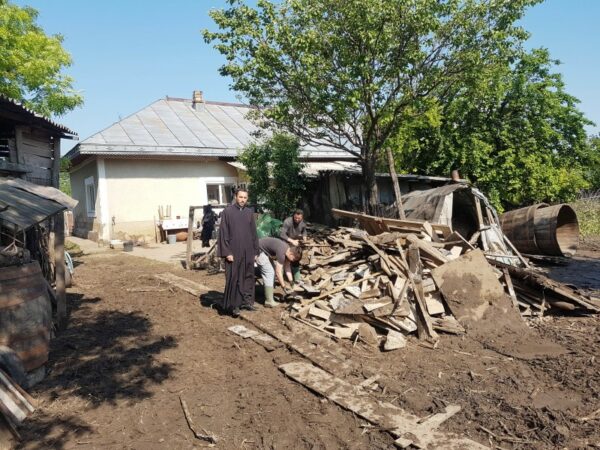 Κοντά στους πληγέντες η Αρχιεπ. Δουνάβεως