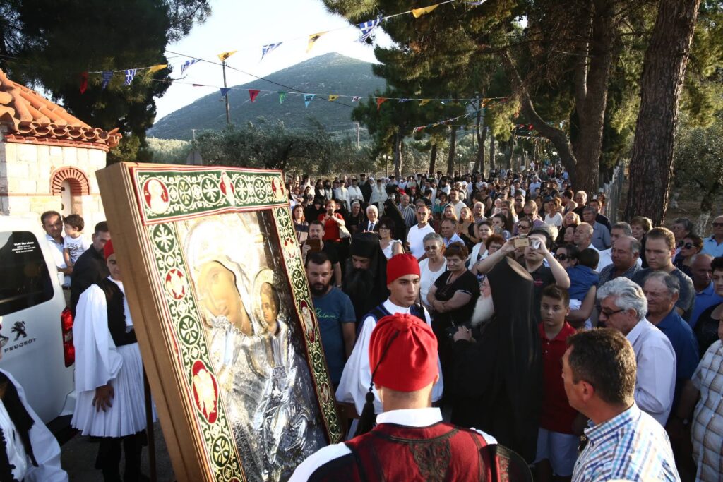 Πλήθος πιστών υποδέχτηκε την Ιερά Εικόνα της Παναγίας Παραμυθίας στην Ι.Μ. Παμμεγίστων Ταξιαρχών Νέας Επιδαύρου