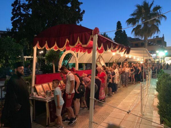 Πιστοί από όλη την Ελλάδα προσκυνούν την Αγία Ζώνη