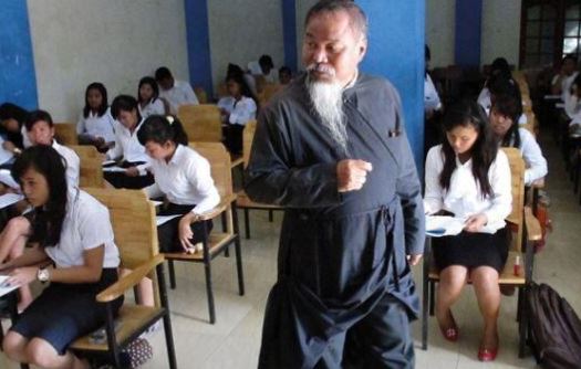 Ο Κληρικός στην Ινδονησία που διδάσκει Αρχαία Ελληνικά