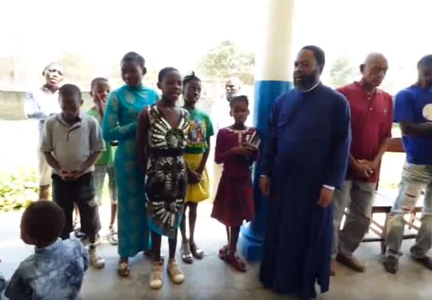 Τα παιδιά του Κονγκό υμνούν τον Κύριο (βίντεο)