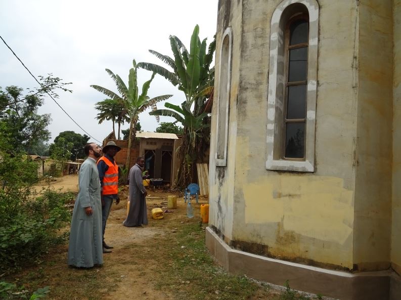 Επιθεώρηση εργασιών σε ναό από τον Μητρ. Μπραζαβίλ