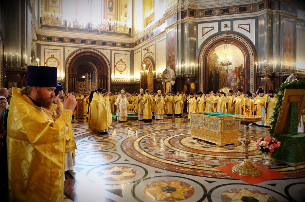 Богослужение в праздник Казанской иконы Божией Матери в Храме Христа Спасителя. Проводы раки с мощами свв. Петра и Февронии Муромских.