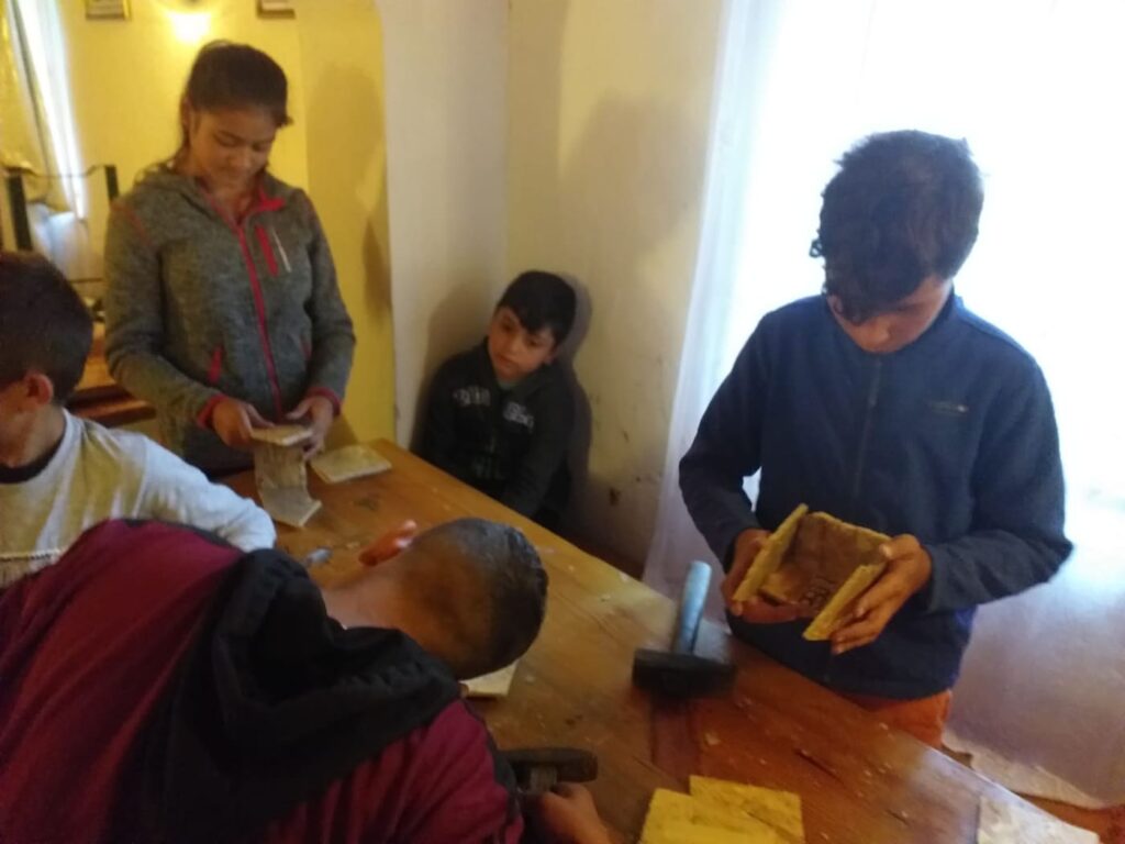 Un preot sibian a inaugurat „Biblioteca din satul meu”