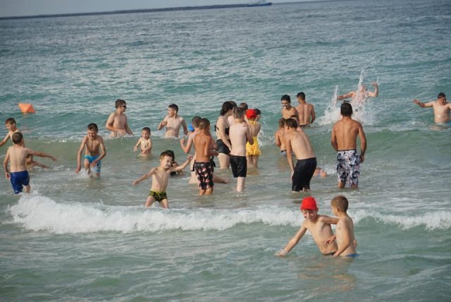 200 de copii au văzut pentru prima dată marea prin eforturile unui preot ieșean