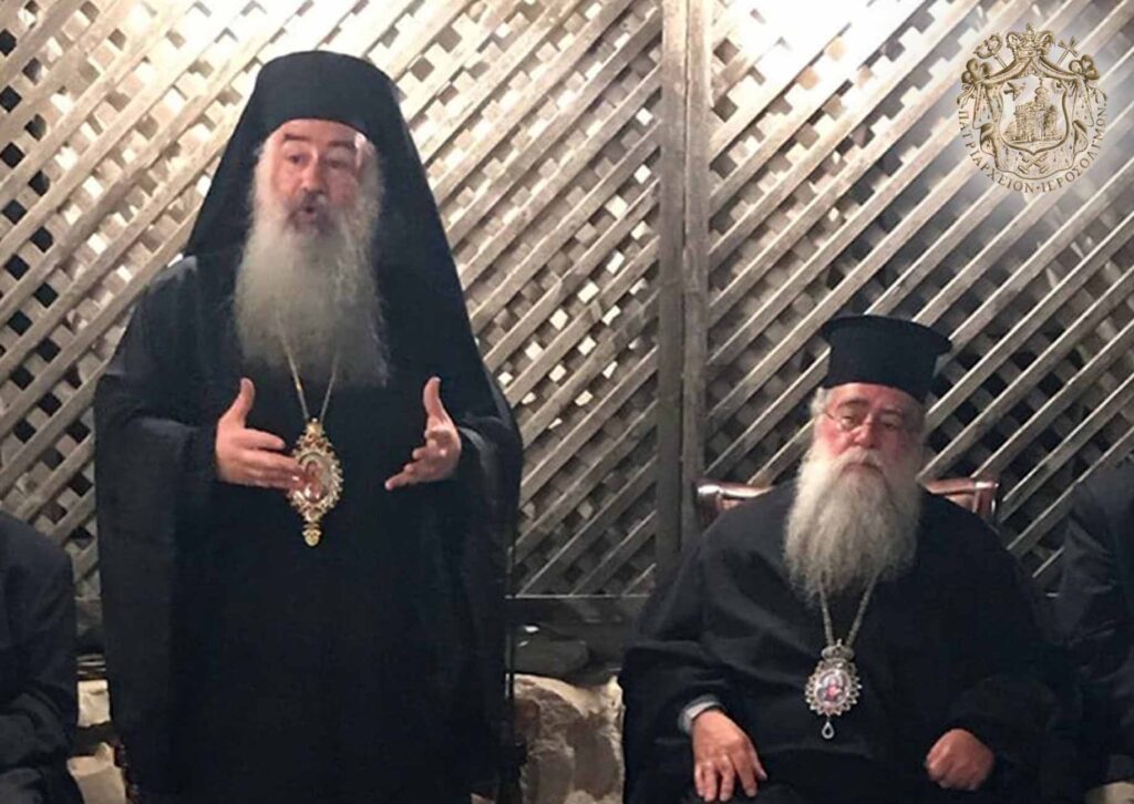 سيادة المطران خريستوفوروس في زيارة لمنزل السيد أديب عكروش