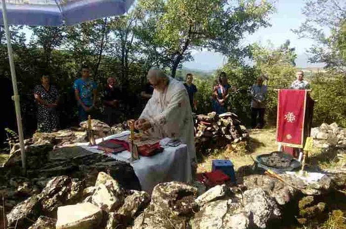 БОГОСЛУЖЕЊЕМ НА ТЕМЕЉИМА ДРЕВНЕ ЦРКВЕ, У ХОЧИ ОБЕЛЕЖЕН ПЕТРОВДАН