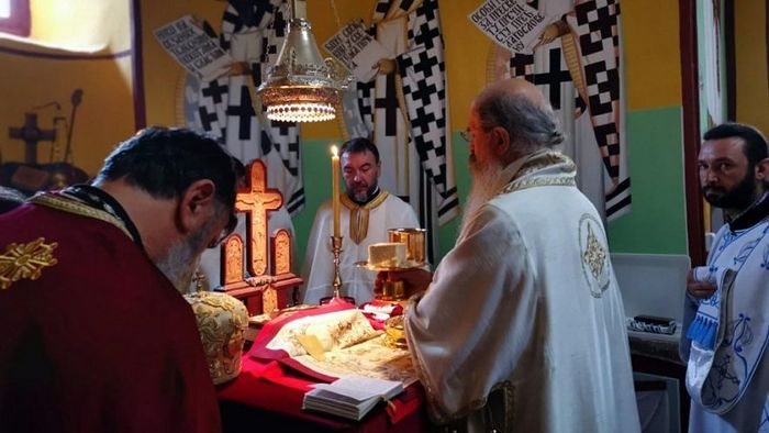 ВЛАДИКА ТЕОДОСИЈЕ: “ДАНАШЊИ ЛЕКАРИ ДА СЕ УГЛЕДАЈУ НА СВЕТЕ БЕСРЕБРЕНИКЕ КОЗМУ И ДАМЈАНА”