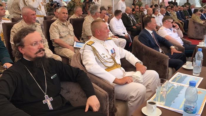 ПРЕДСТАВИТЕЛЬ РУССКОЙ ПРАВОСЛАВНОЙ ЦЕРКВИ ПОСЕТИЛ ВОЕННО-МОРСКОЙ ПАРАД В СИРИЙСКОМ ТАРТУСЕ