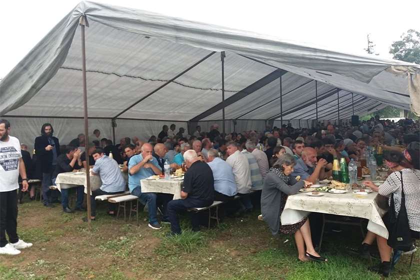 ზუგდიდის საკათედრო ტაძარში ლგბტ თემის წინააღმდეგ ხელმოწერები შეგროვდა და ტრაპეზი მოეწყო