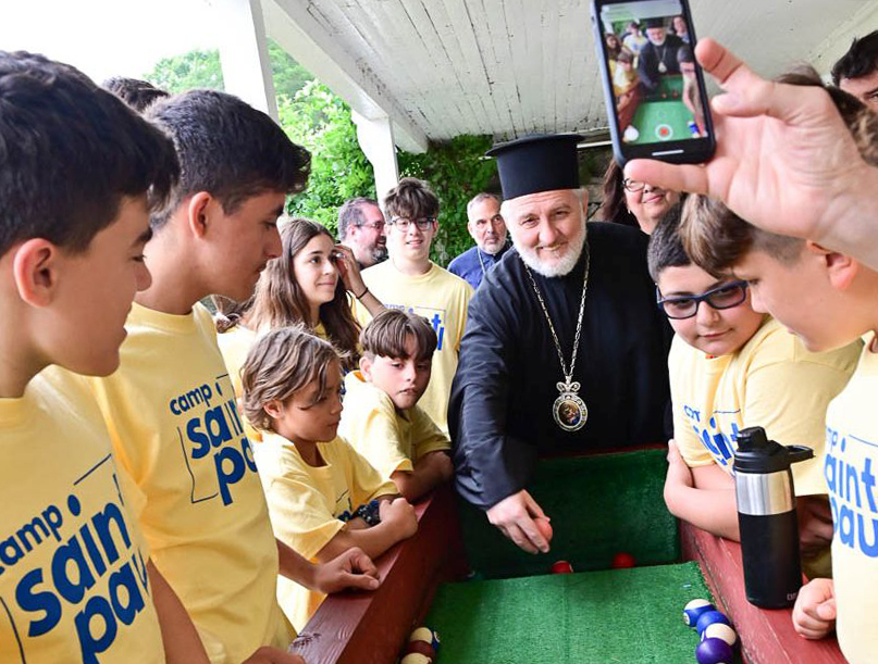 Video: Arhiepiscopul Elpidofor joacă „Carpet Ball” împreună cu copiii din tabăra Sfântul Pavel