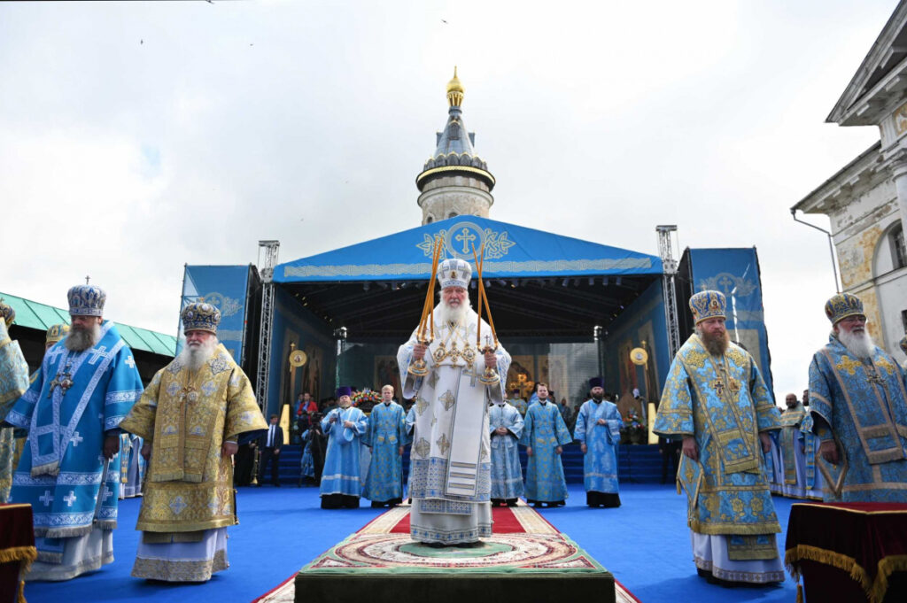 Святейший Патриарх Кирилл возглавил Литургию в Новоторжском Борисоглебском монастыре
