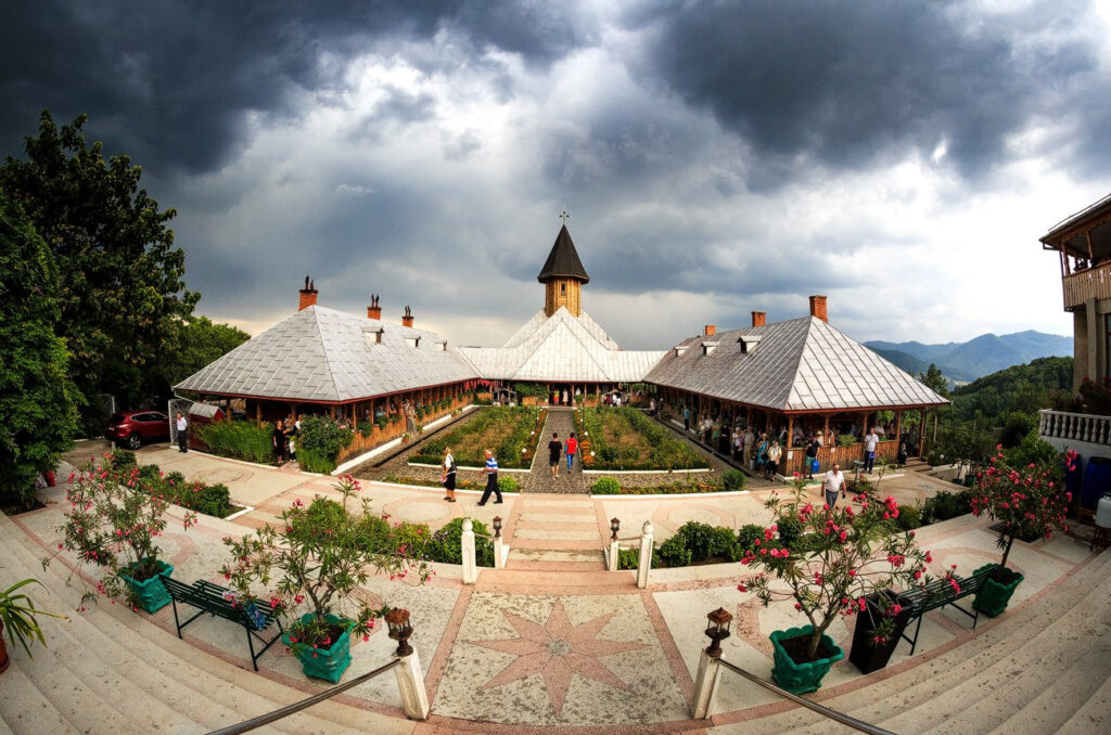 Arhiepiscopia Râmnicului a organizat un pelerinaj gratuit pentru romi