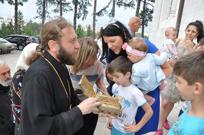 Честица моштију Светог Нектарија Егинског у Никшићу