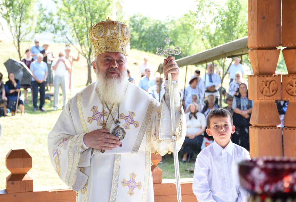 Mitropolitul Andrei la hramul ctitoriei ştefaniene de la Vad: Să avem şi noi verticalitatea Sfântului Ştefan cel Mare