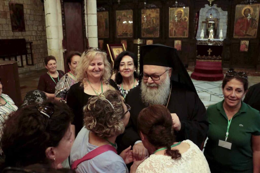 زيارة صاحب الغبطة البطريرك يوحنا العاشر الكليّ الطوبى والجزيل الاحترام أفرحت قلوب السيدات، خاصةً بعد حديث غبطته معهنّ. كانت هذه الزيارة من أبرز أحداث اليوم الثالث من لقاء السيدات المنعقد في دير القديس جاورجيوس الحميراء- البطريركي، بعنوان: “قائدة ومحامية”.