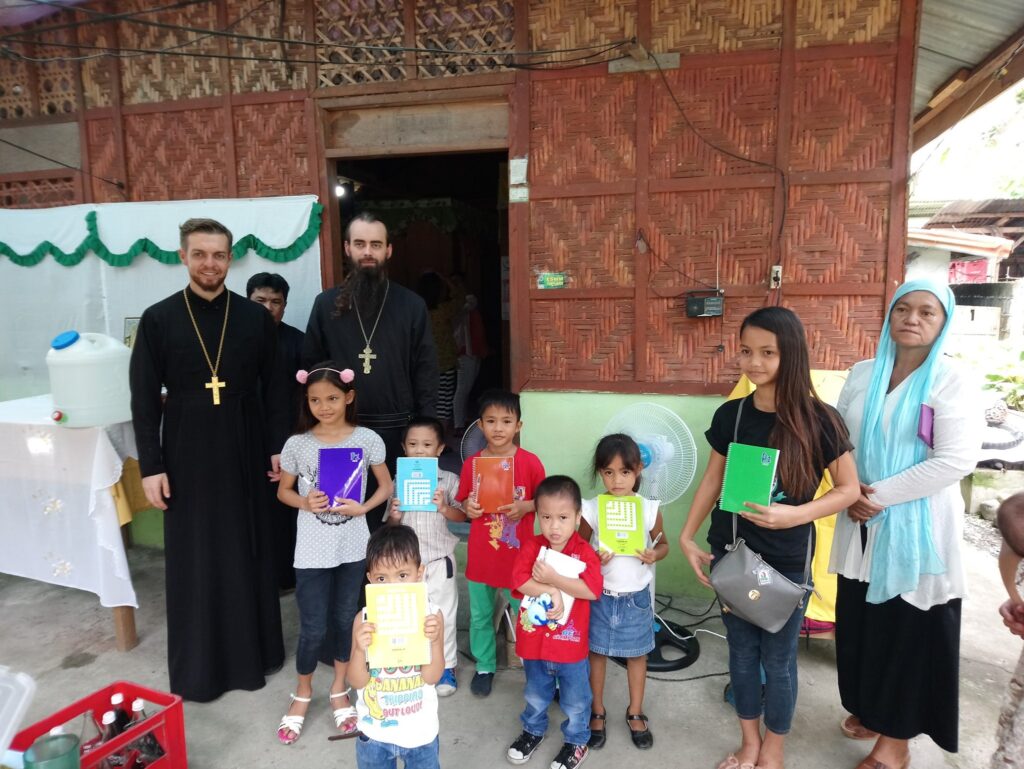 Ιερείς μοίρασαν τετράδια, στυλό και μολύβια σε φτωχά παιδιά στις Φιλιππίνες