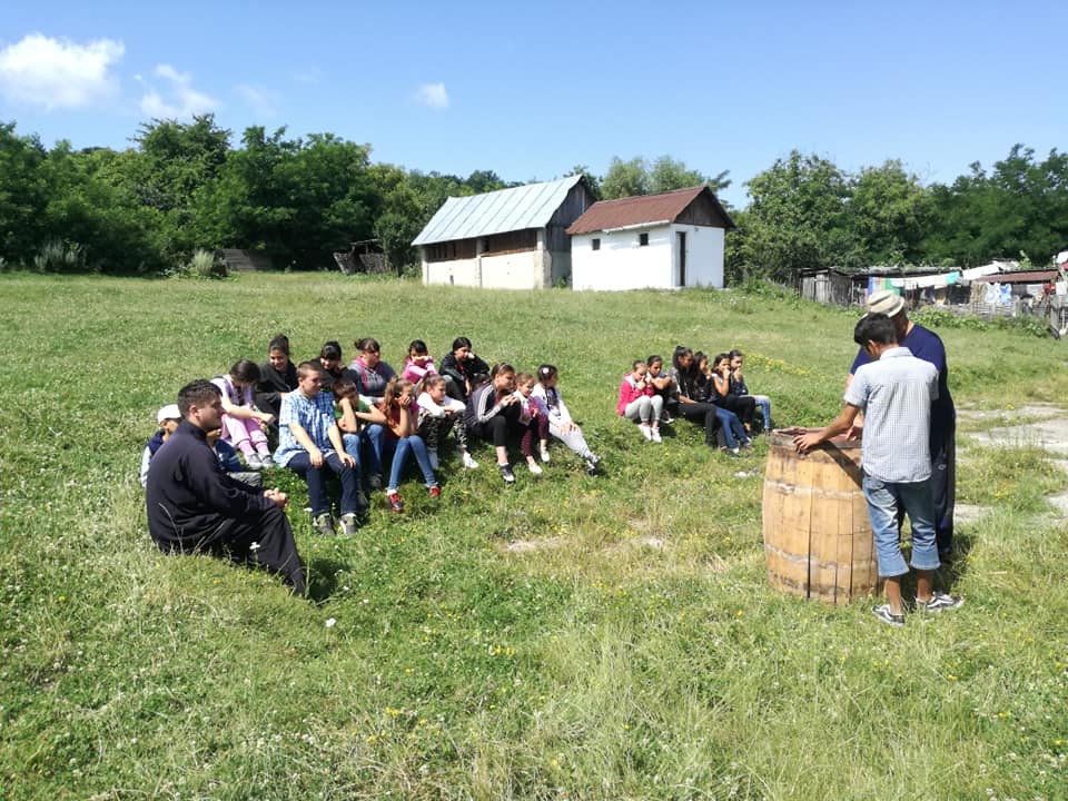 Exemplu de urmat: Şcoală de vară organizată de o comunitate parohială mică din Bacău