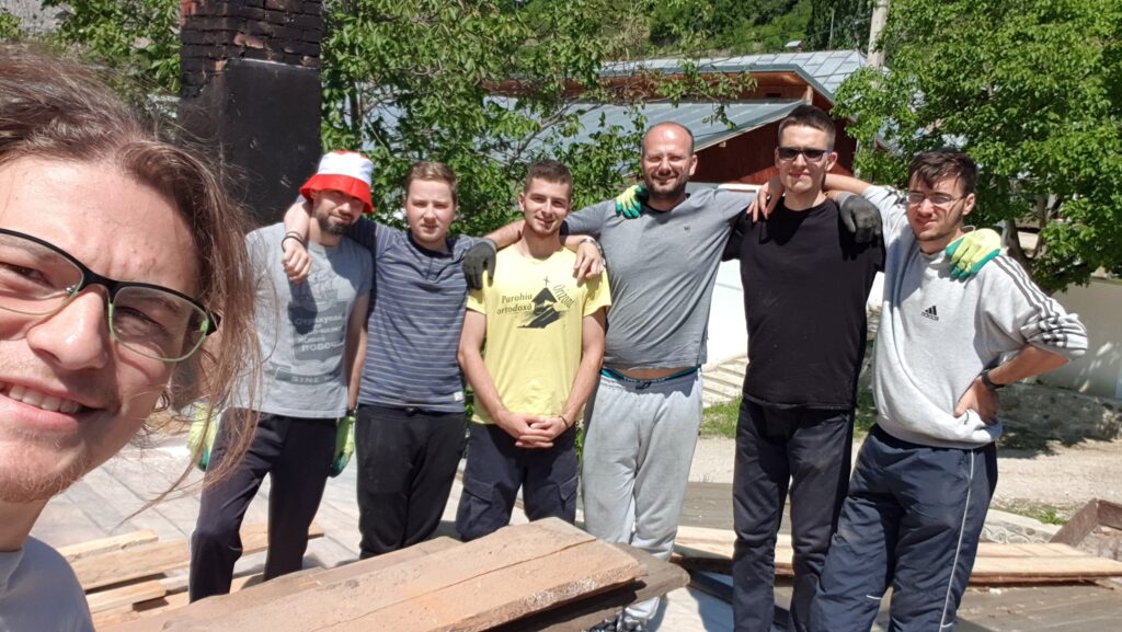 ASCOR Alba Iulia ajută mănăstirea Râmeţ printr-o tabără de lucru