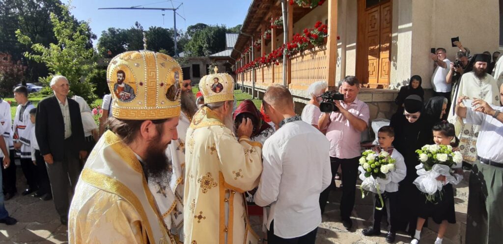 Copiii găzduiţi de Aşezământul social de la Rădăuţi au participat la hramul Mănăstirii Bogdana