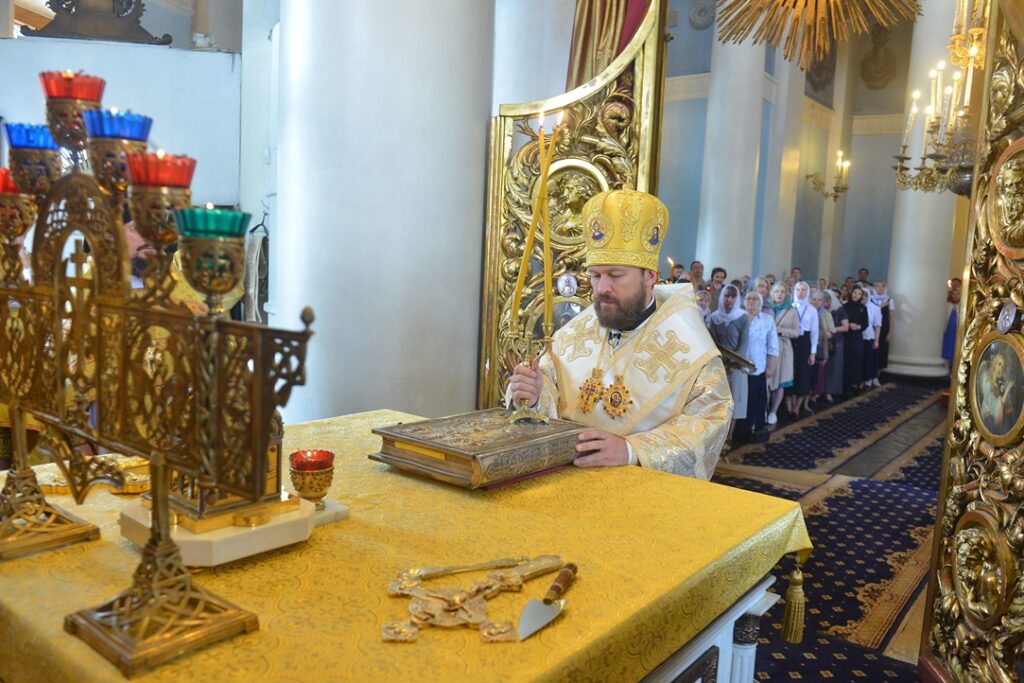Митрополит Иларион: Мы молимся просиявшим в земле Русской святым о том, чтобы никогда народ наш не впал в неверие или идолопоклонство