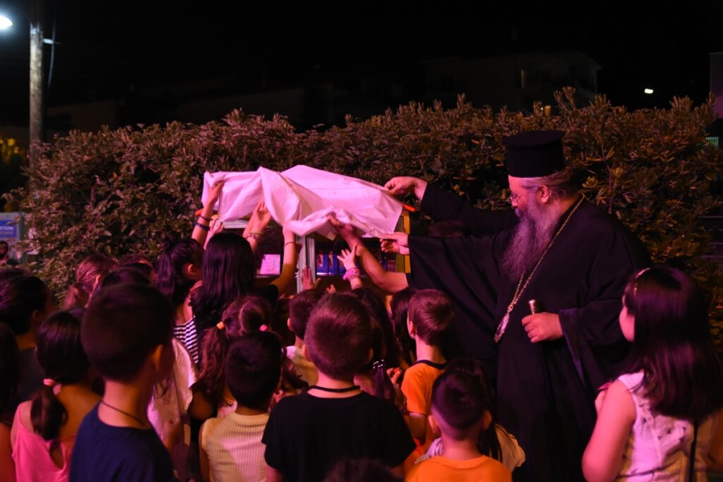 Εγκαινιάστηκε πρωτότυπη ελεύθερη βιβλιοθήκη στην Κατερίνη