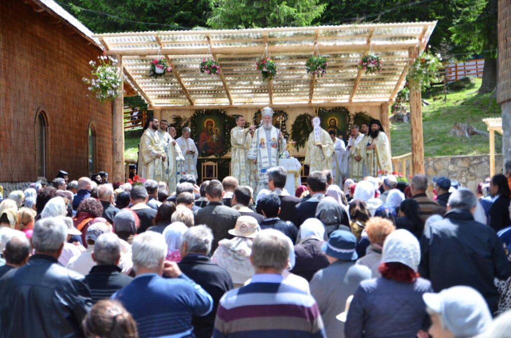 În imagini | Sute de credincioşi la hramul Mănăstirii Peștera Ialomiței