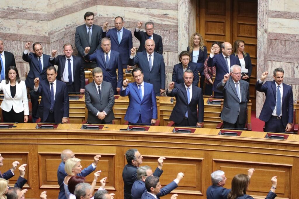 Υπερίσχυσε ο θρησκευτικός όρκος στη Βουλή