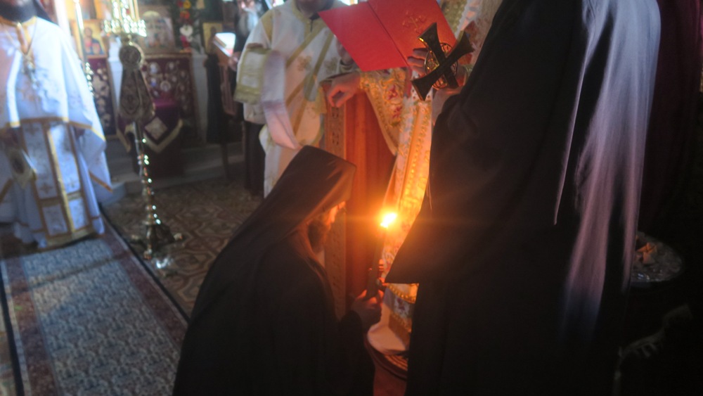 O Mητρ.Σύρου τέλεσε ρασοφορία μοναχού στα Κατουνάκια