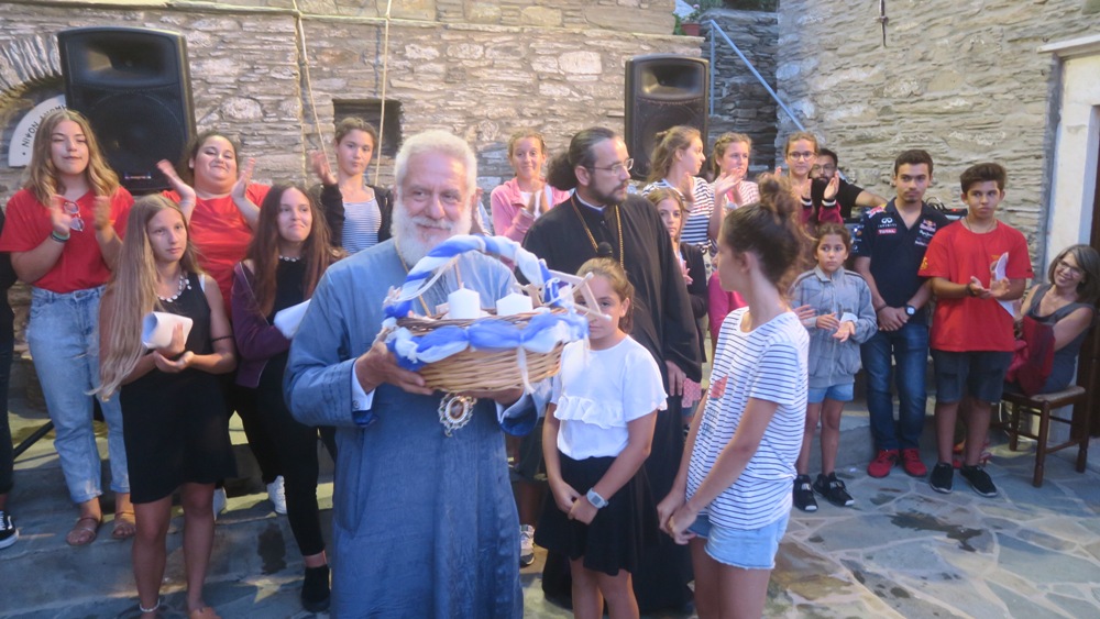 Ο Μητρ.Σύρου με τα παιδιά στην Ιερά Μονή Αγίας Ειρήνης