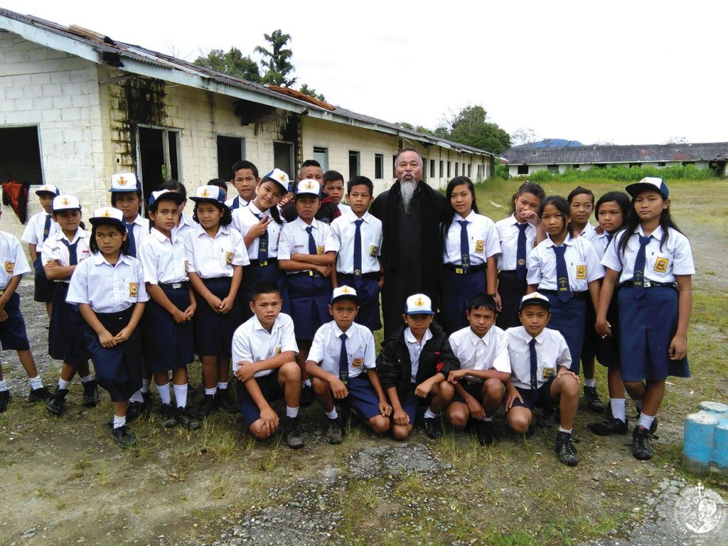 Ο ιερέας που διδάσκει αρχαία ελληνικά στη Σουμάτρα