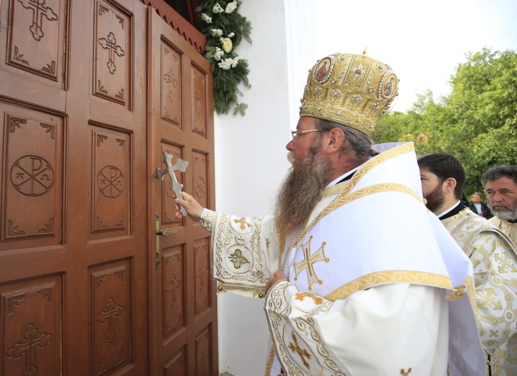 Cele 20 de familii din Lisnău şi-au restaurat biserica veche de 100 de ani