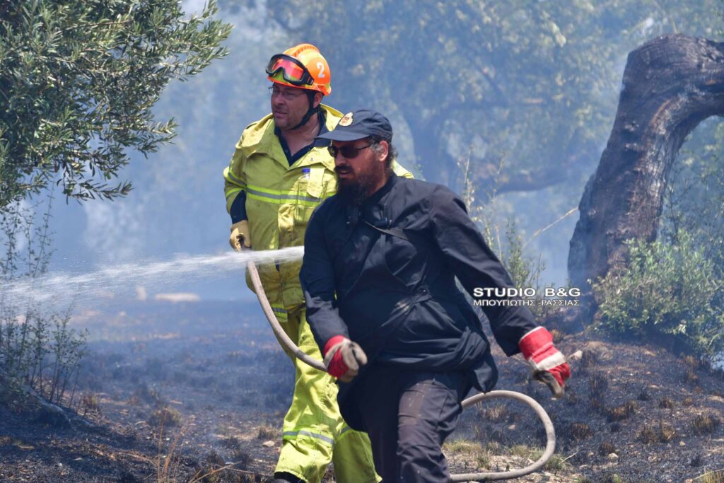 Ιερέας Εθελοντής Πυροσβέστης στη φωτιά στο Ναύπλιο