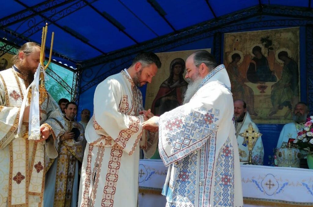 Neurochirurgul Ștefan Mindea distins la Huși cu Crucea Episcopală