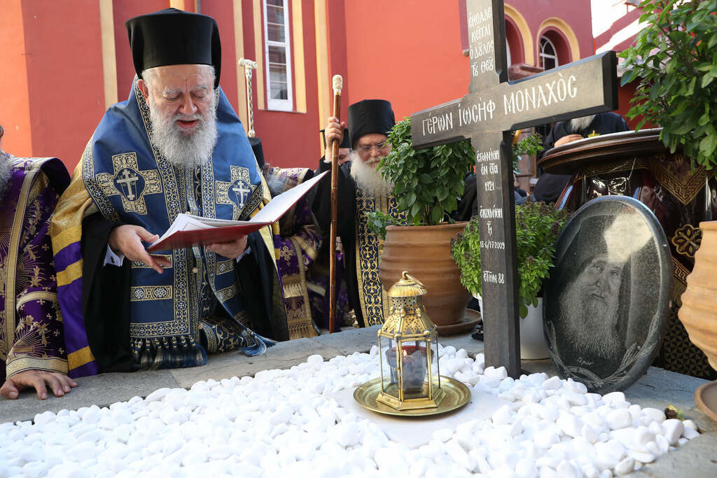 Un deceniu de când starețul Iosif Vatopedinul a trecut la cele veşnice