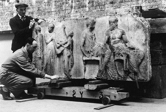 Όταν ο Έλγιν “ξήλωνε” την μετόπη του Παρθενώνα