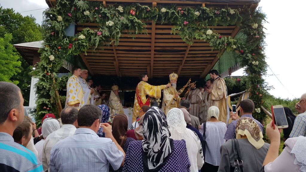 Doi ierarhi au slujit la Parohia suceveană Vârfu Dealului înfiinţată acum două decenii