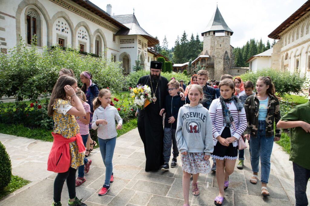 Mitropolitul Iosif a fost alături de tinerii din MOREOM în tabăra de la Putna