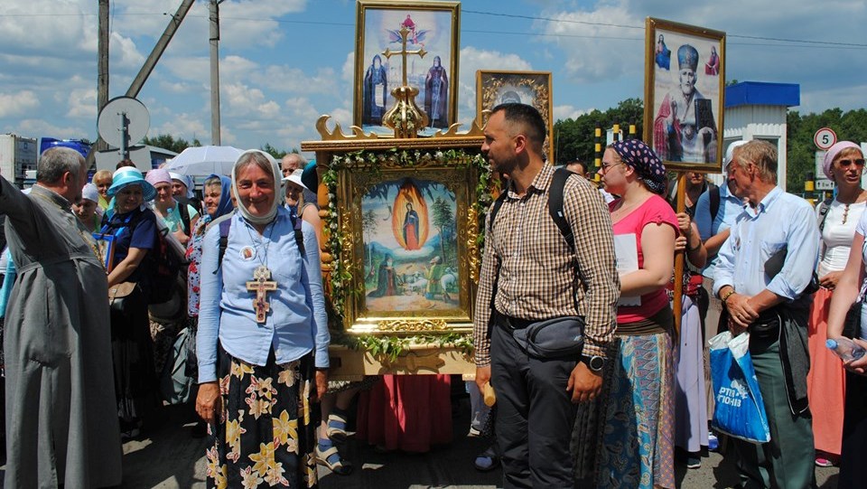 Международный крестный ход в Почаевскую лавру пересек границу Украины