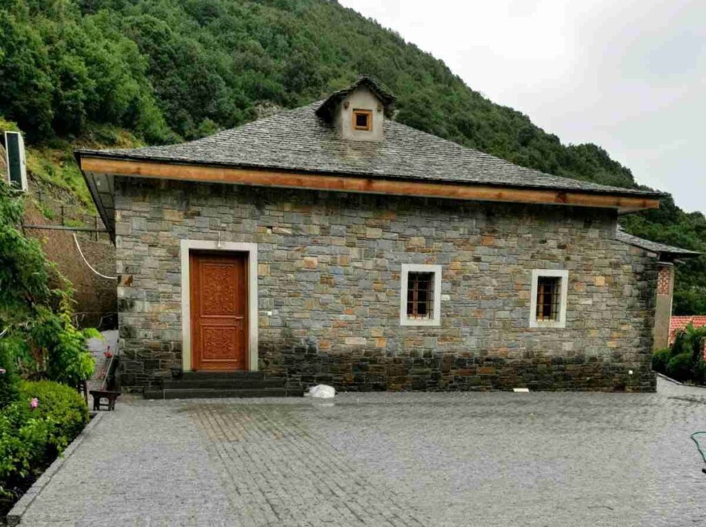 Prima biserică românească din Muntele Athos închinată Sf. Paisie Aghioritul va fi sfinţită luna aceasta
