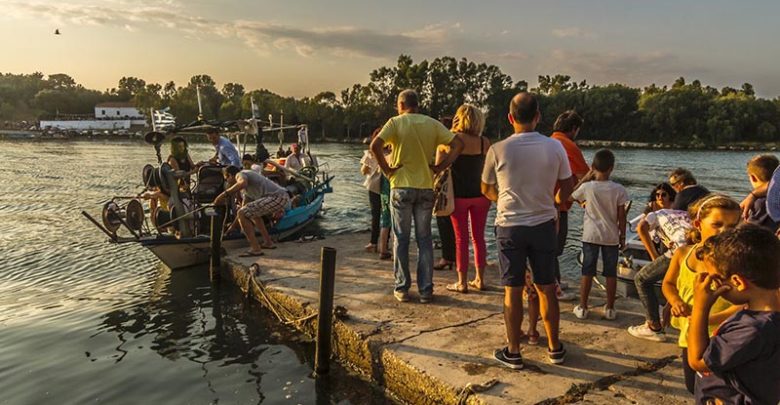 Το πέρασμα με βάρκες για τον εσπερινό στην Αγία Παρασκευή Βόνιτσας