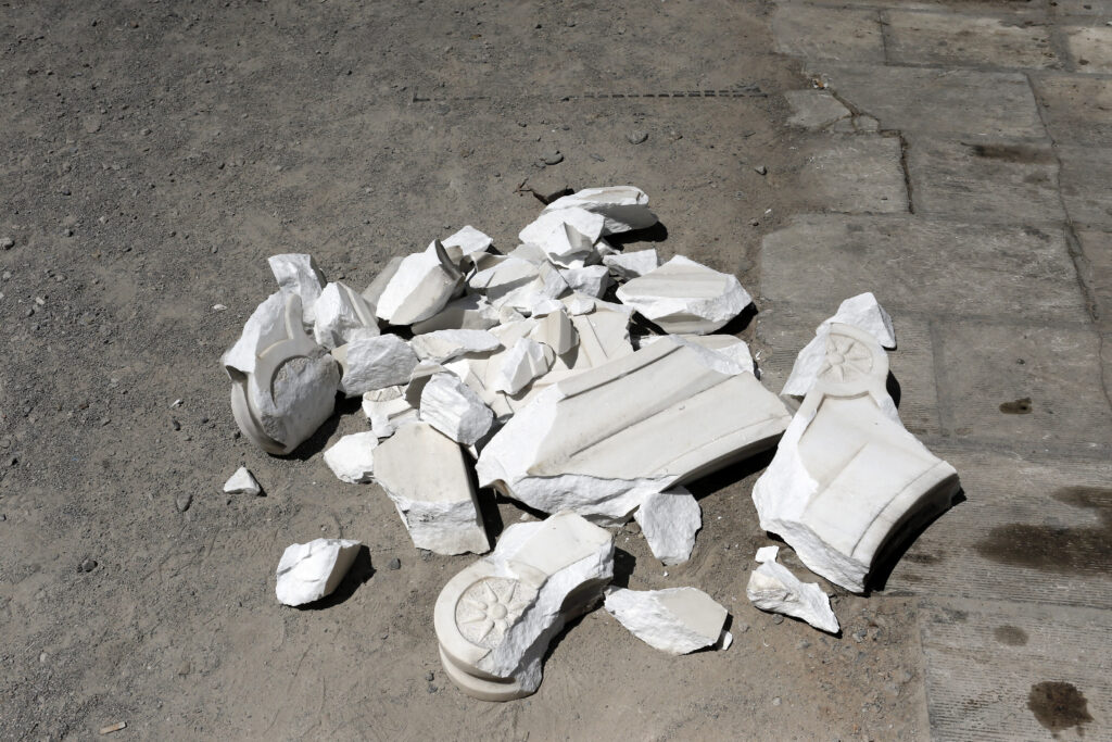 ΣΕΙΣΜΟΣ: Τα πεσμένα κομμάτια μαρμάρου της Αγίας Ειρήνης Αιόλου