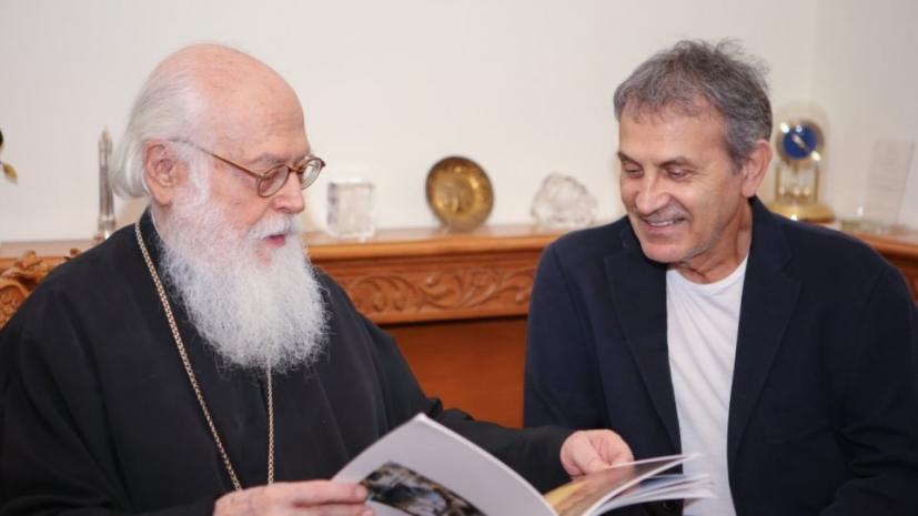 Στον Αρχιεπίσκοπο Αλβανίας ο Γιώργος Νταλάρας
