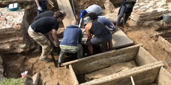 В монастыре Великого Новгорода найдены саркофаги домонгольского периода