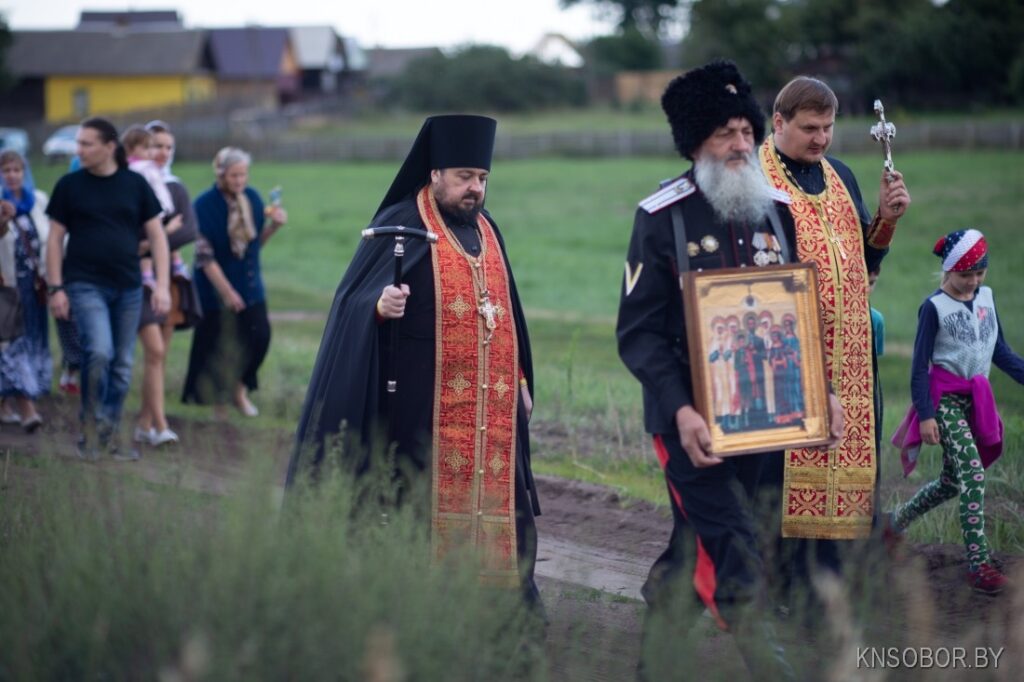 В канун очередной годовщины расстрела царской семьи жители Калинковичей прошли крестным ходом