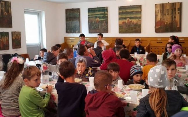 Peste 200 de copii din Dăeni primesc o masă caldă prin eforturile preotului lor paroh