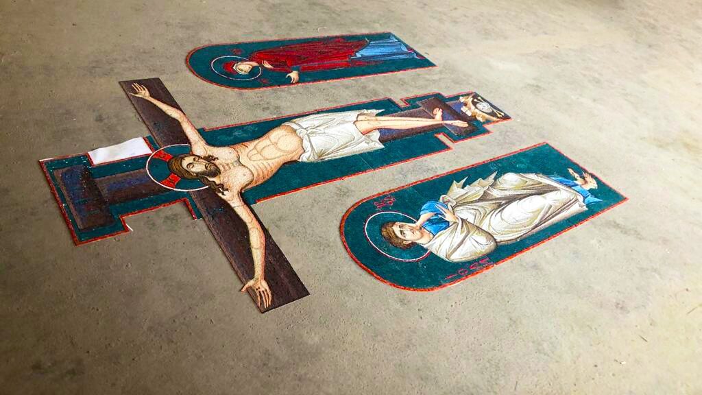 Мозаички крст од пет метара готов за иконостас Националне катедрале